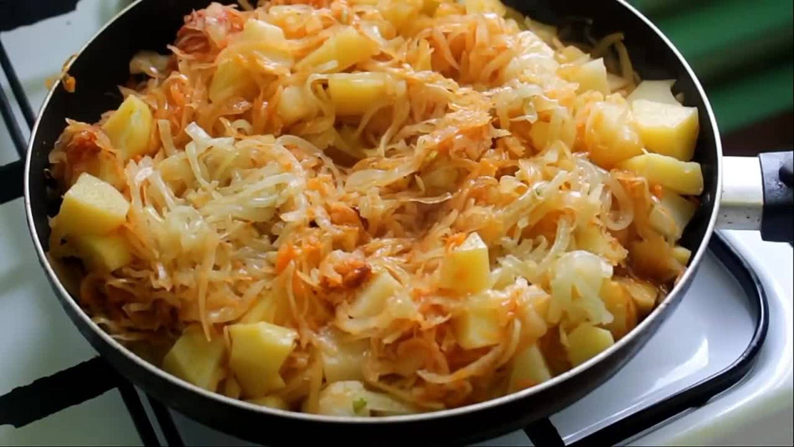 Рецепт 👍тушеная капуста с картошкой на сковороде как приготовить тушеную капусту вкусная