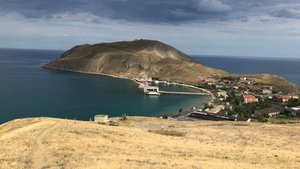 По Крыму пешком по Орджоникидзе. Пляжи и горы. Заброшенный городок Двуякорный-Бубновка