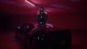 Стильная женщина сидит на спортивной машине