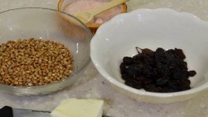 Гречневая каша с изюмом