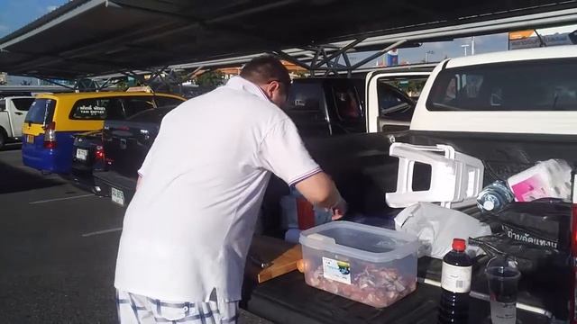 Маринуем шашлыки на парковке TESCO. Паттайя 2017 ч.2 смотреть онлайн