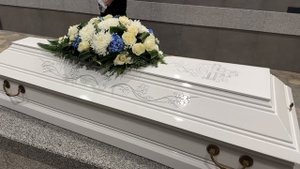 Венок на гроб из живых цветов №43