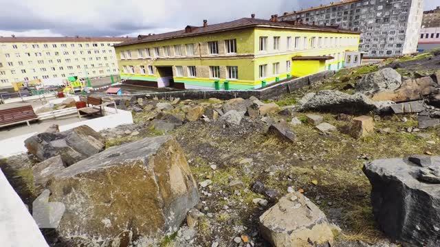 Прогулка где еще никто не снимал в Норильске. Улица Нансена. Детская площадка.