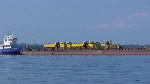 Тяжёлая техника катается на барже