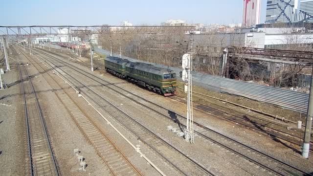 Тепловоз 2М62у-0022 (ТЧЭ-6) выполняет маневровые передвижения по ж/д путям локомотивного депо ТЧЭ-6.