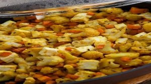 Гречка с овощами и сыром в горшочке