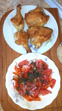 Жареная курица с чесноком и специями на сковороде. Рецепт вкусного ужина.