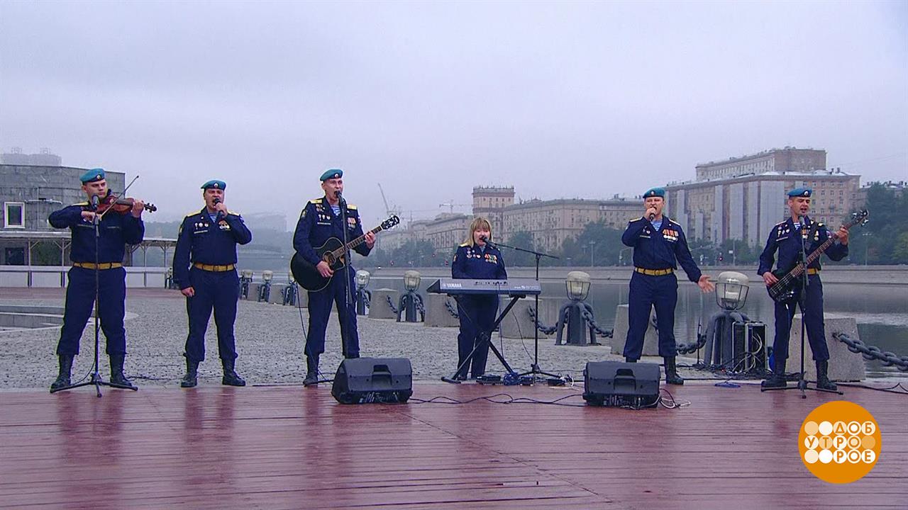 Группа "Крылатая пехота" Рязанского гвардейского высшего воздушно-десантного училища поздравляет ...