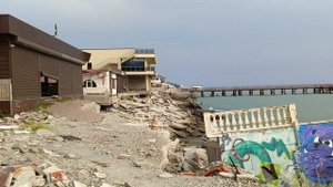 Посёлок Лоо в разрушении