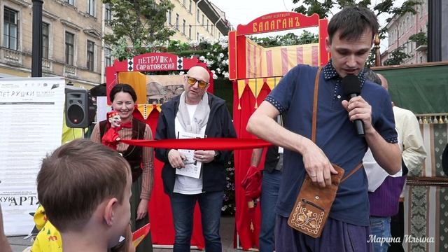 Взрослые играющие в куклы. Фестиваль Петрушки на Невском.