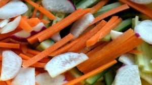 Хрустящий салат с курицей и овощами