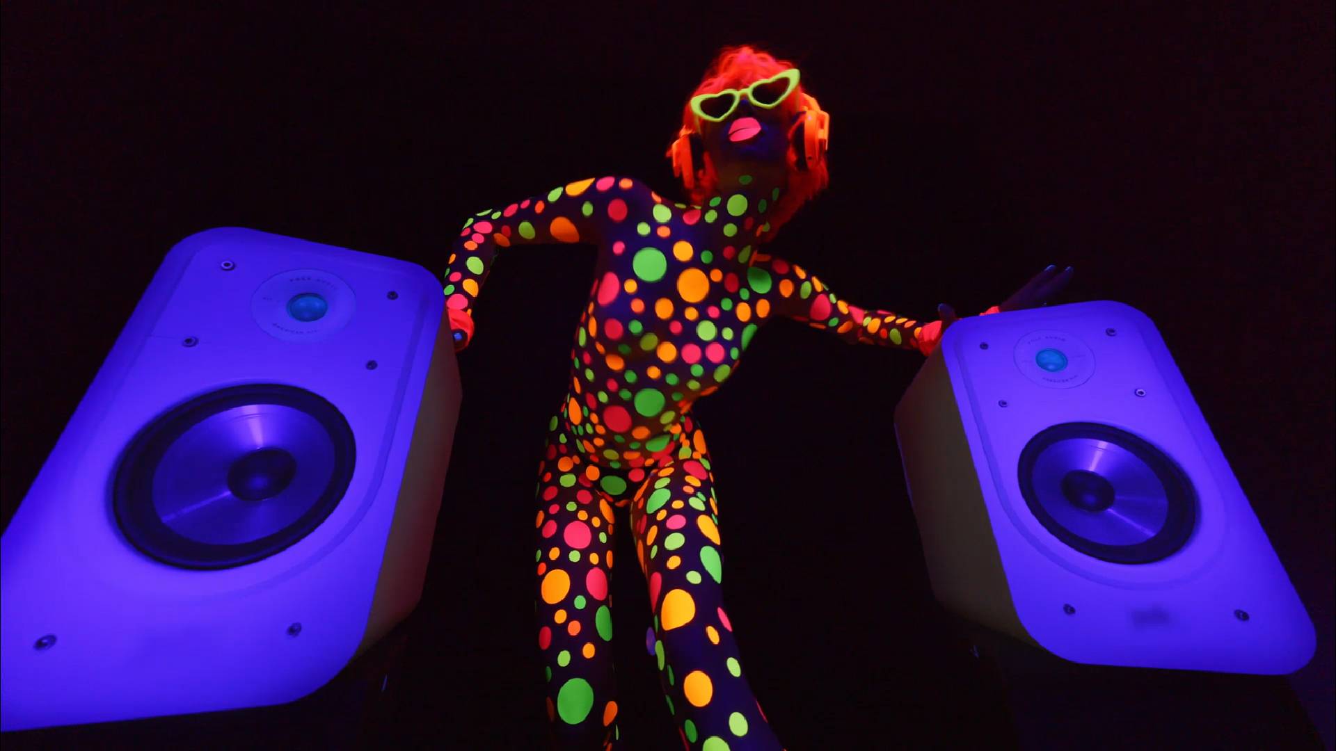 Dj Kapral & Osya - Show Me A Reason смотреть онлайн