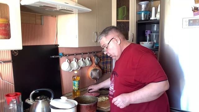 Борщ и гречневая каша с печенкой в сметане