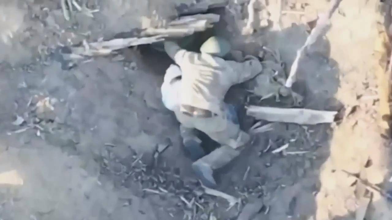 Российский военный подорвал миной укреп ВСУ в р-не Северска смотреть онлайн