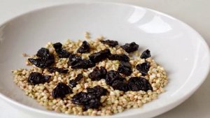 Гречневая каша с черносливом