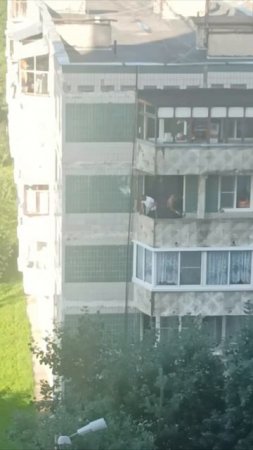‼️В Лобне, строители выкидывают мусор прямо из окна‼️