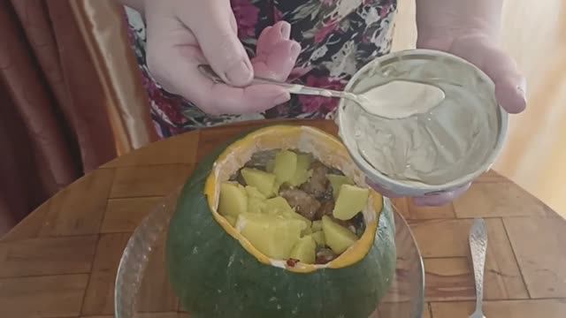 Тыква, фаршированная тефтелями и картошкой. смотреть онлайн