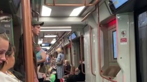 ‼️Полиция начала проверку, где мужчина в тельняшке, силой пинает в метро Москвы спящего пассажира‼️