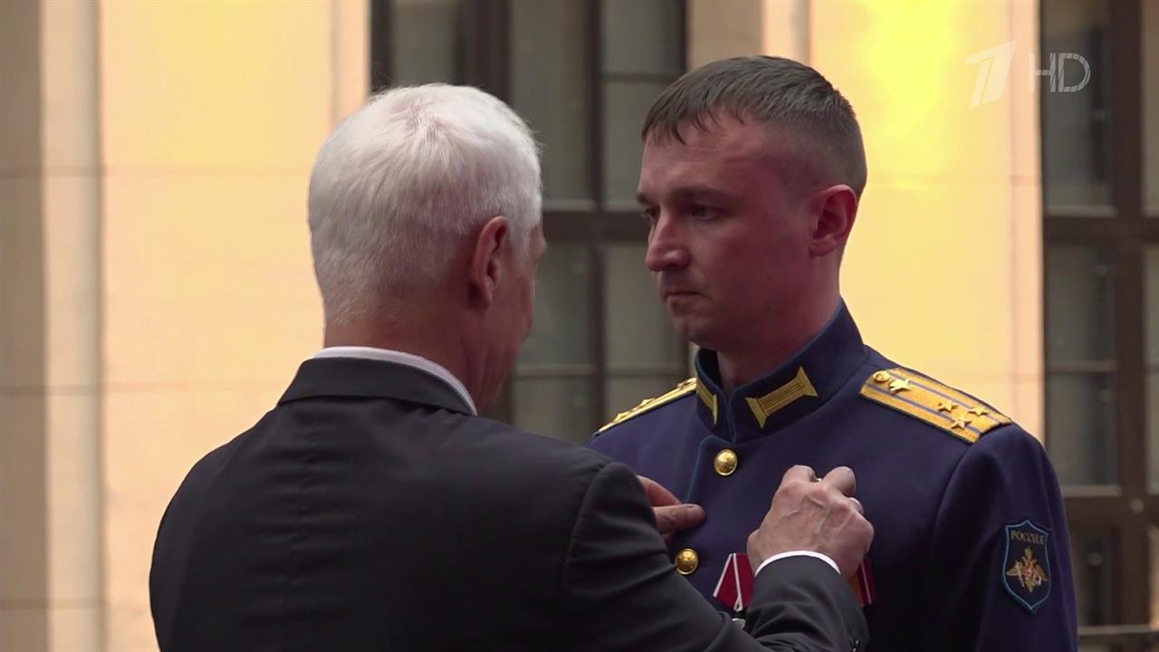 Министр обороны вручил "Золотые звезды" военным, отличившимся в ходе СВО