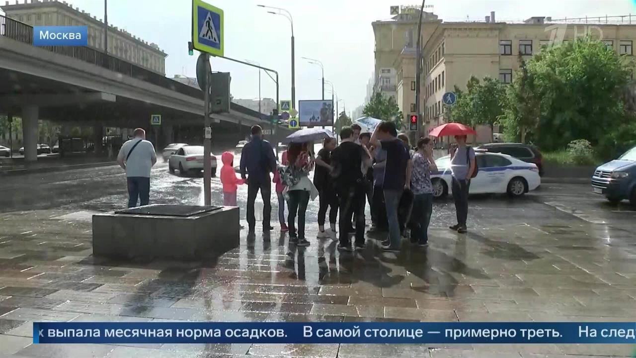 Появились кадры ярких вспышек молний, накрывших Москву прошедшей ночью