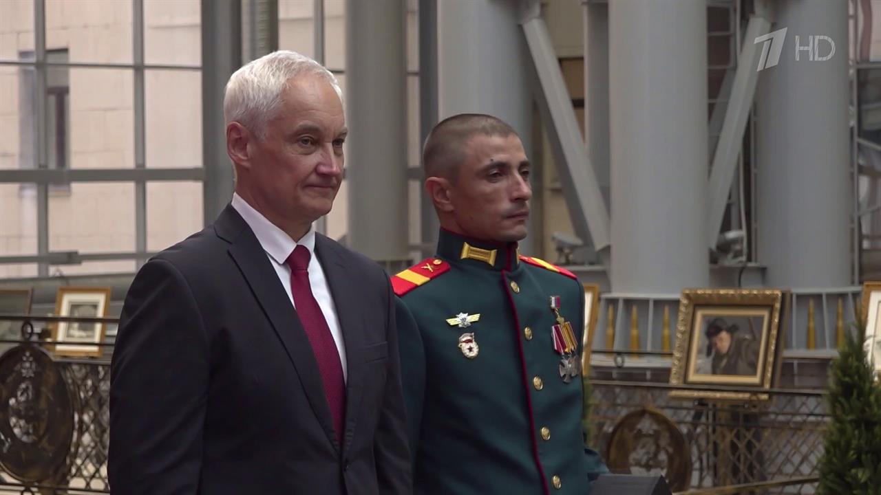 Андрей Белоусов вручил медали "Золотая Звезда" удостоенным звания Героя России участникам СВО