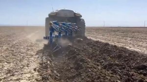 на полях Хэбэя трудится ИИ- трактор — "Honghu T70",сам катается по полю без водителя и руля.