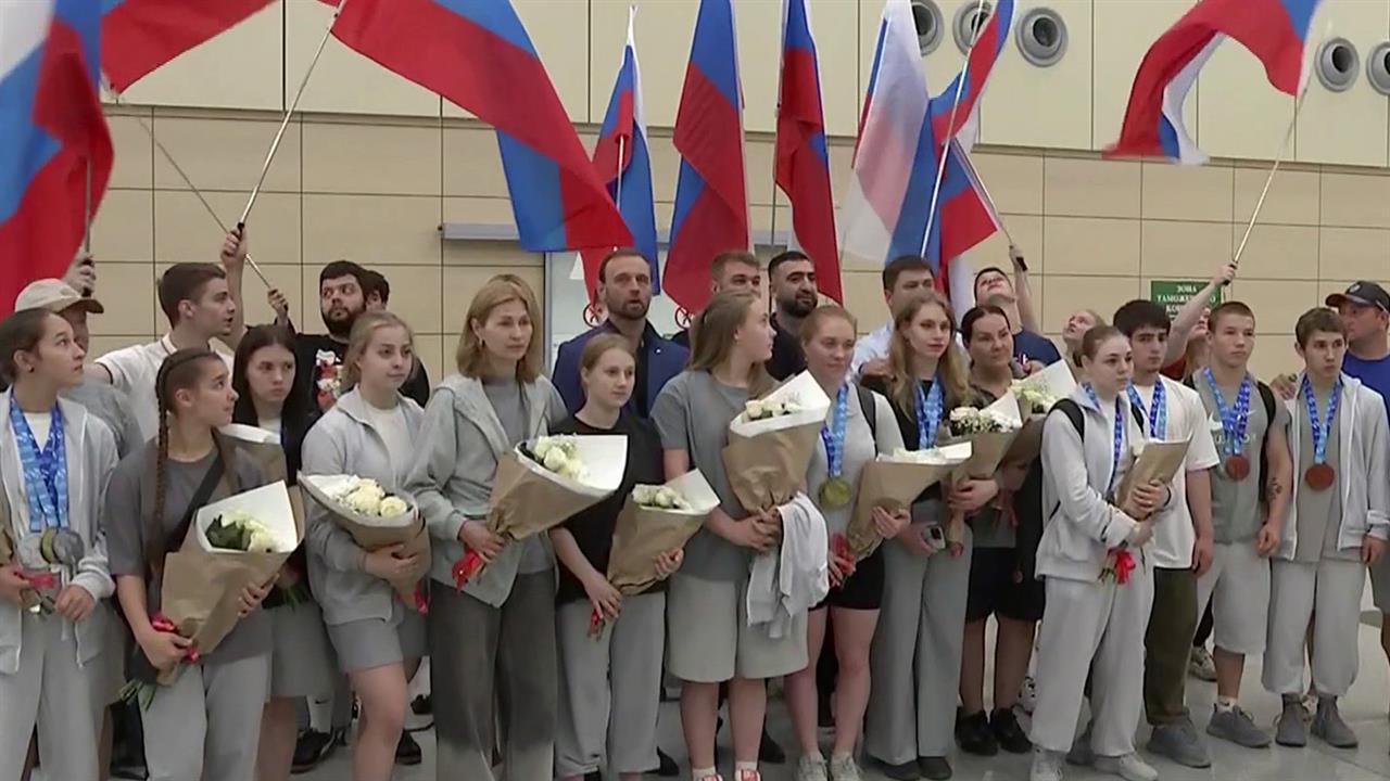 На Родину вернулись триумфаторы первенства Европы по тяжелой атлетике среди юниоров