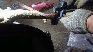 Шаровые наконечники рулевых тяг.