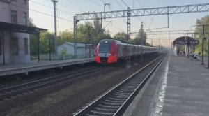 Поезда / Видео про поезда - утренний поезд «Ласточка» летит без остановок мимо станции