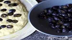 Фокачча с виноградом и розмарином