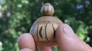 Шкатулка в августовском лесу с чертополохом