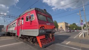 Поезда / Видео про поезда - две электрички встретились на переезде