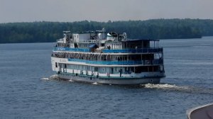 теплоход  "Русь Великая" с теплохода "Генерал Лавриненков"