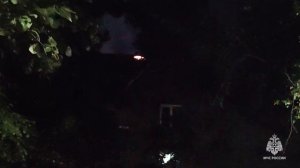 Пожарные ликвидировали очаги пламени на месте пожара в жилом доме в Хабаровске