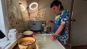 Сезонное занятие. Катаю огурцы с помидорами. Хлопочу на кухне. Простая деревенская жизнь.