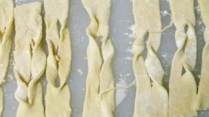 Хворост тонкий хрустящий на кефире