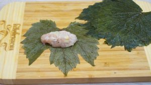 Долма в виноградных листьях