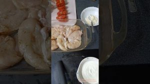 Рецепт сочной и нежной куриной грудки в духовке с сыром и помидорами.
