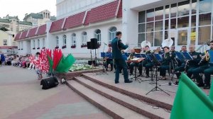 Поёт Валентин Левитин