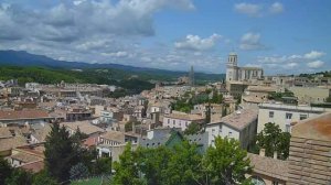 Жирона (Испания) - прогулка по крепостной стене и площадь Независимости.