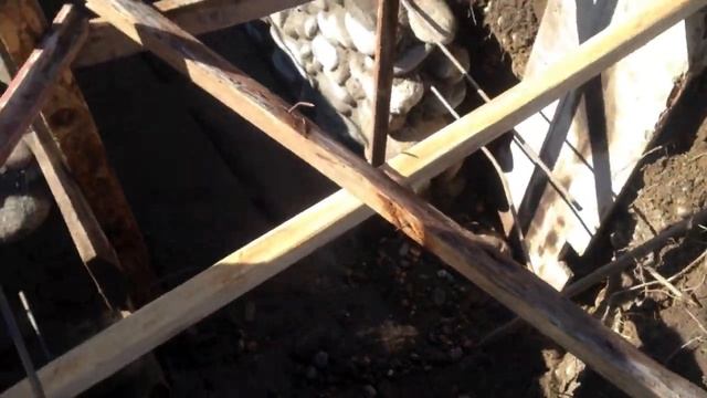 СМОТРОВАЯ ЯМА ИЗ РЕЧНОГО КАМНЯ СВОИМИ РУКАМИ! смотреть онлайн