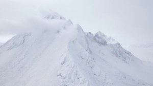 На заснеженной горе дует метель