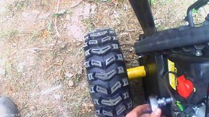 Я запустил двигатель снегоуборочной машины и избавился от масла в масляном баке. Затем я залил в бак