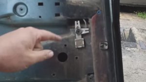 Как снять промежуточный рычаг замыкания левой задней двери на Пассате б3. пассат б3 рычаг флажка