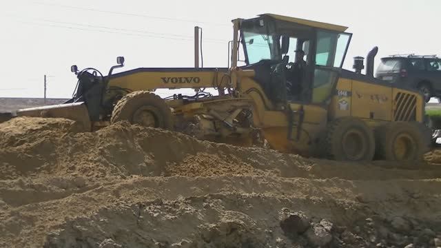 Грейдер Volvo G946 разравнивает песок часть 1 смотреть онлайн