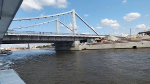 город Москва. Плывём на катере по Москва реке...