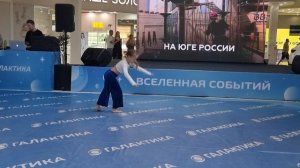 Танец маленькой девочки в ТРК Галактика!
