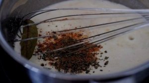 Форель под чесночным соусом, запеченная на картофельной подушке