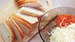 Гренки с сыром и яйцом в духовке