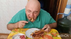 Мукбанг. Гренки по французски, колбаса, творожный сыр и кофе. К земле летит метеорит.